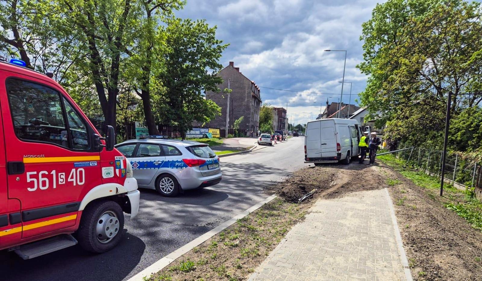 Zdjęcie w galerii na portalu naszraciborz.pl: Mercedes wjechał w słup na Rybnickiej. Kierowca był z policjantami szczery wiadomości z regionu