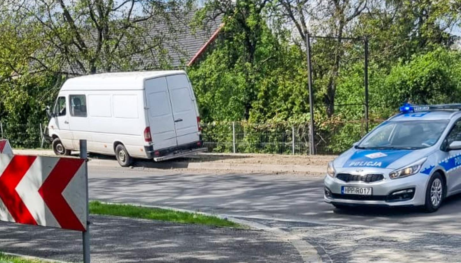 Zdjęcie w galerii na portalu naszraciborz.pl: Mercedes wjechał w słup na Rybnickiej. Kierowca był z policjantami szczery wiadomości z regionu