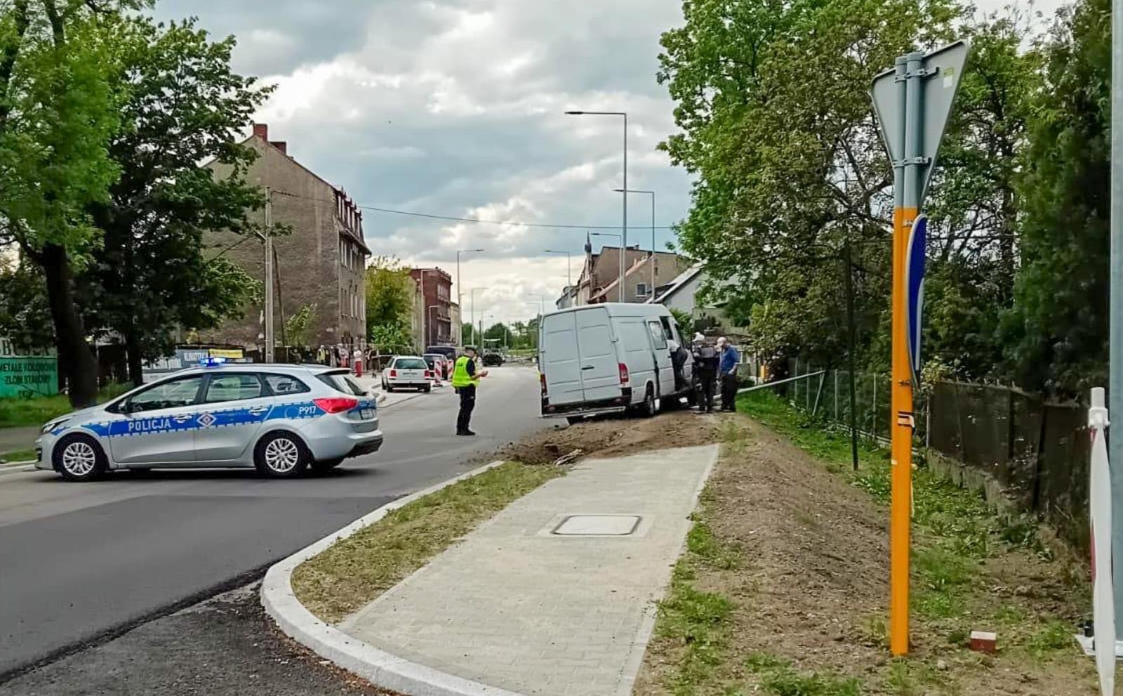 Zdjęcie w galerii na portalu naszraciborz.pl: Mercedes wjechał w słup na Rybnickiej. Kierowca był z policjantami szczery wiadomości z regionu
