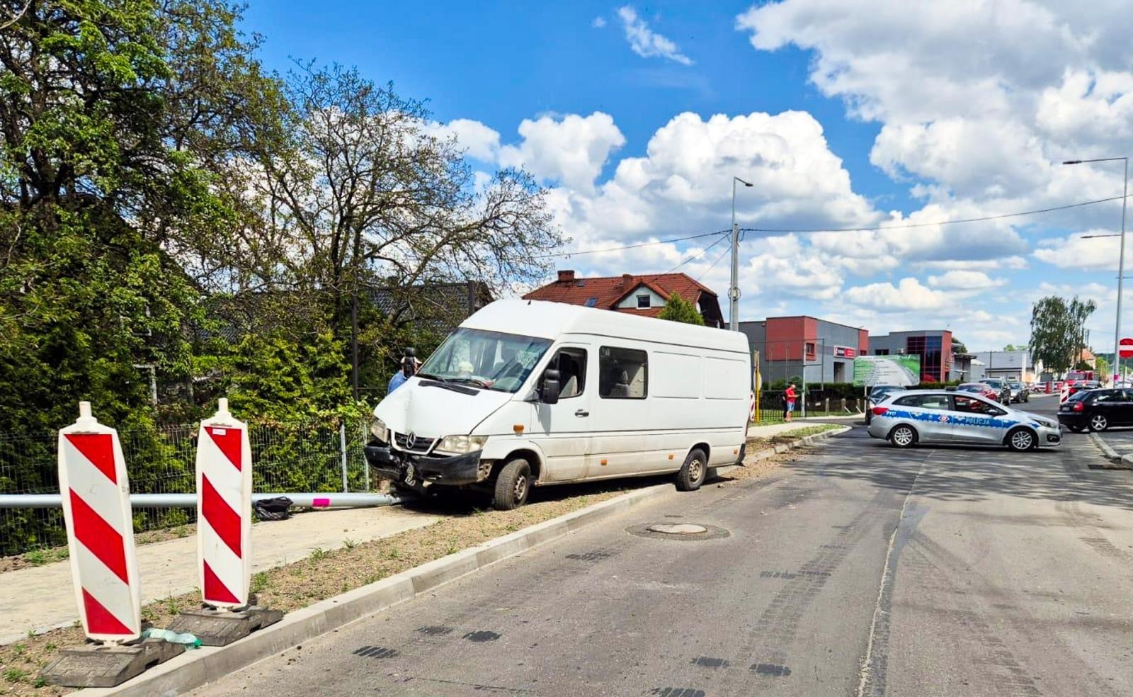Zdjęcie w galerii na portalu naszraciborz.pl: Mercedes wjechał w słup na Rybnickiej. Kierowca był z policjantami szczery wiadomości z regionu