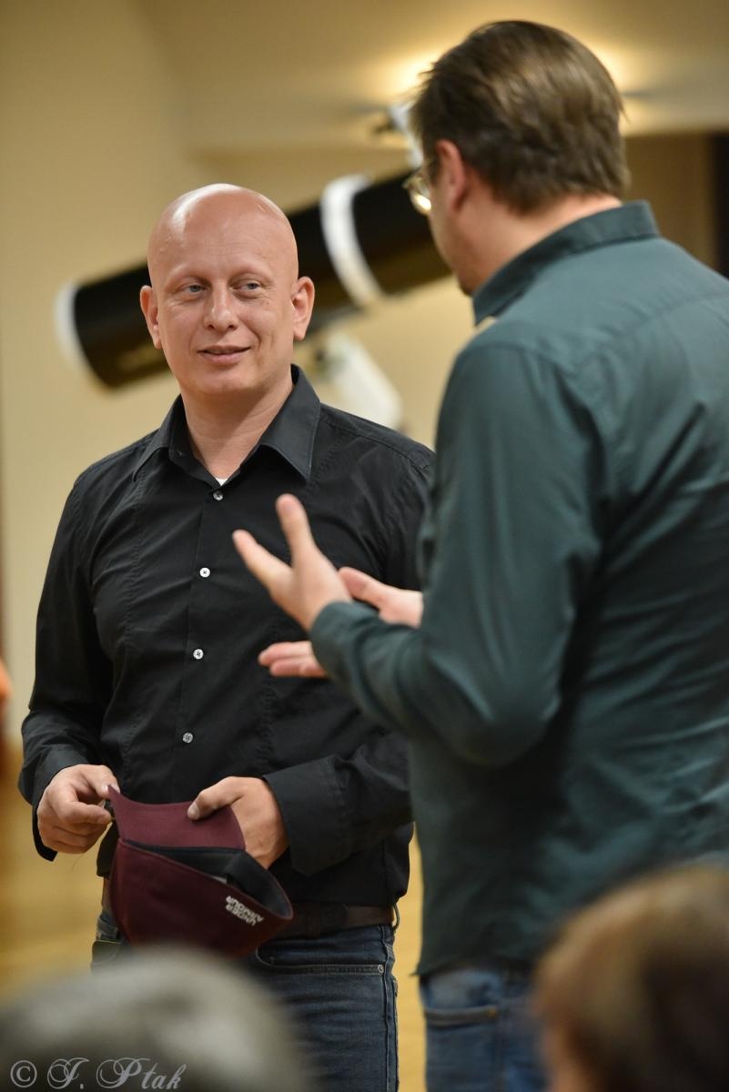 Zdjęcie w galerii na portalu naszraciborz.pl: Zamkowa noc z astrofotografią. Mariusz Durlej przyciągnął liczne grono słuchaczy wiadomości z regionu