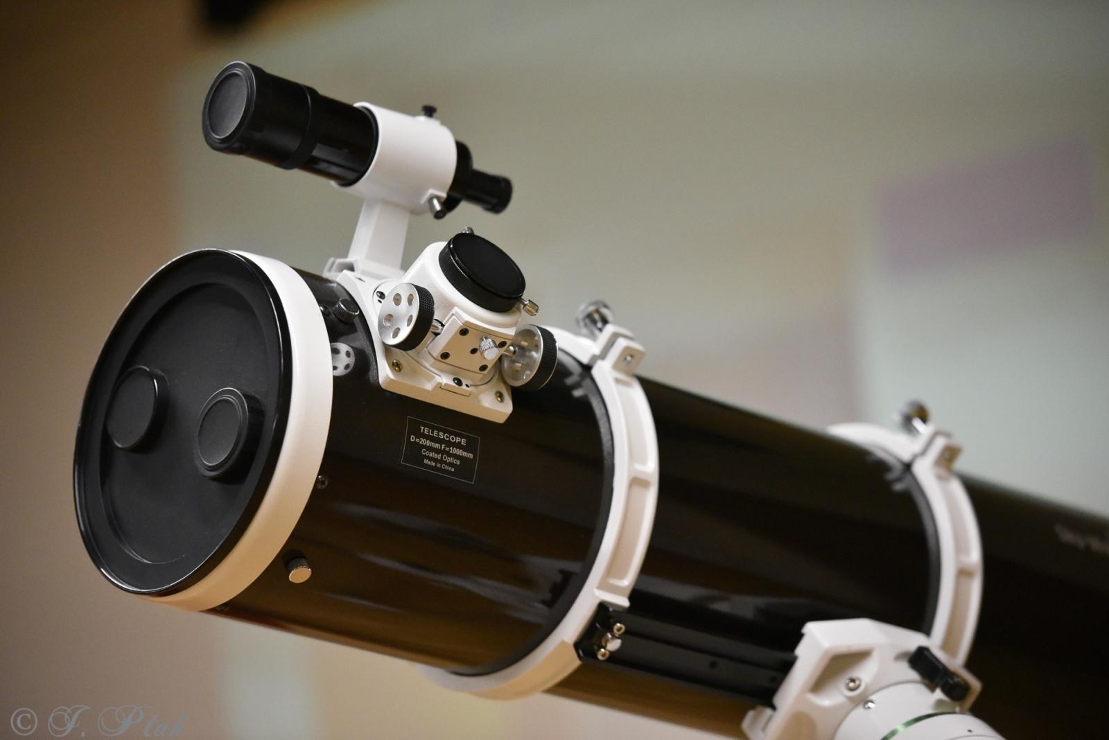 Zdjęcie w galerii na portalu naszraciborz.pl: Zamkowa noc z astrofotografią. Mariusz Durlej przyciągnął liczne grono słuchaczy wiadomości z regionu