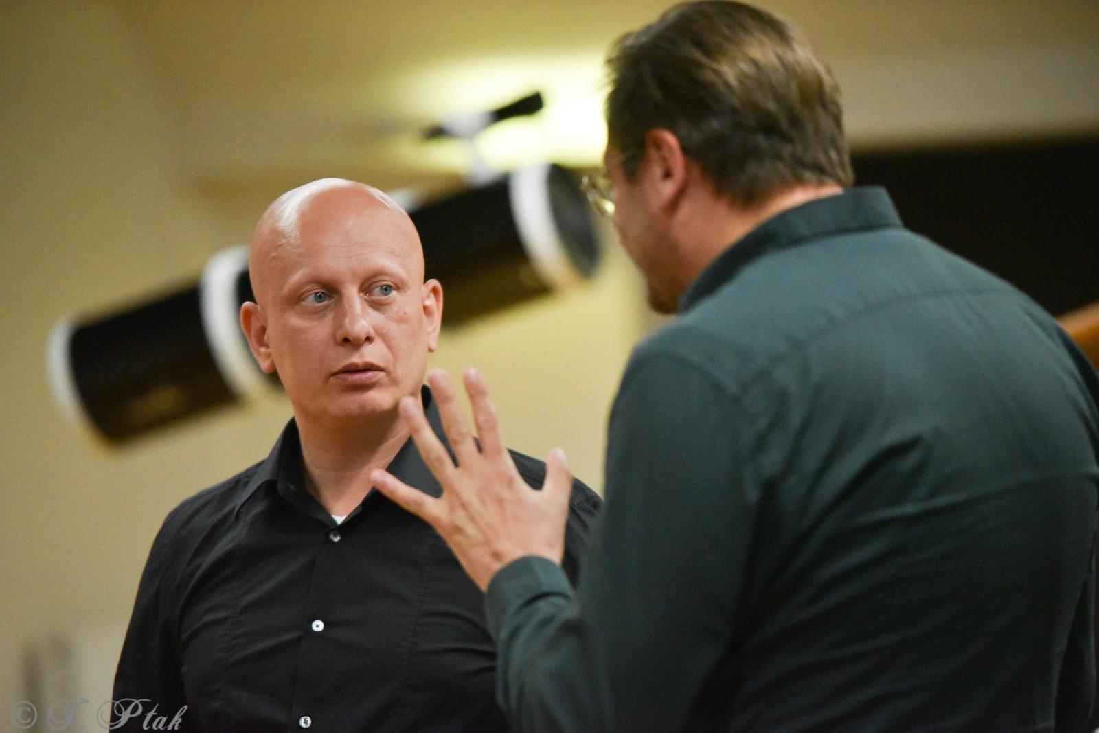 Zdjęcie w galerii na portalu naszraciborz.pl: Zamkowa noc z astrofotografią. Mariusz Durlej przyciągnął liczne grono słuchaczy wiadomości z regionu