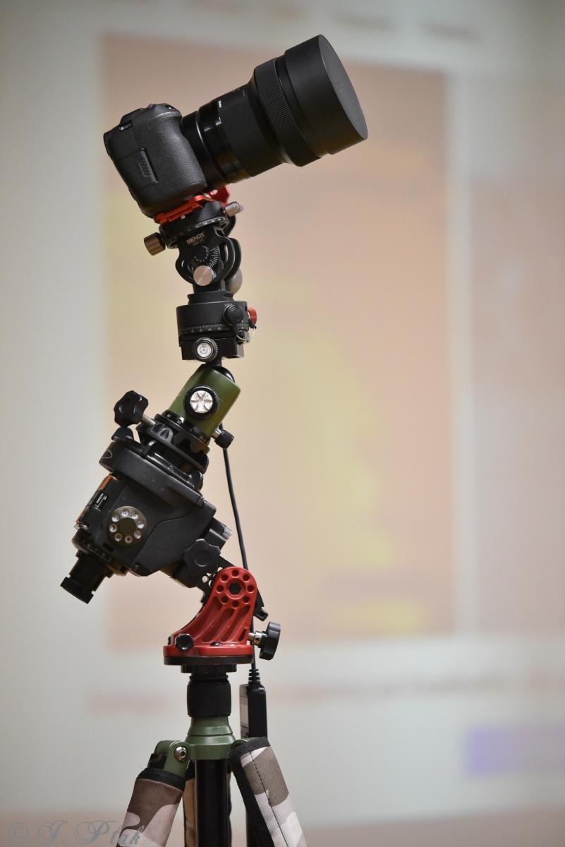 Zdjęcie w galerii na portalu naszraciborz.pl: Zamkowa noc z astrofotografią. Mariusz Durlej przyciągnął liczne grono słuchaczy wiadomości z regionu