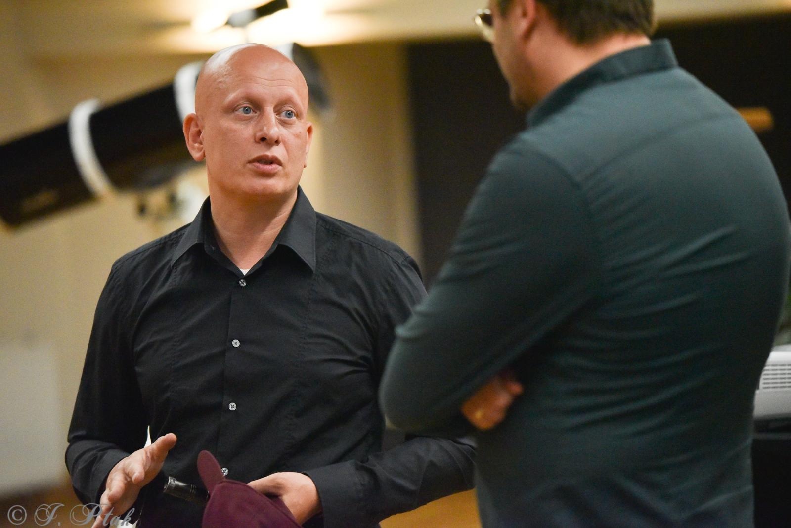 Zdjęcie w galerii na portalu naszraciborz.pl: Zamkowa noc z astrofotografią. Mariusz Durlej przyciągnął liczne grono słuchaczy wiadomości z regionu