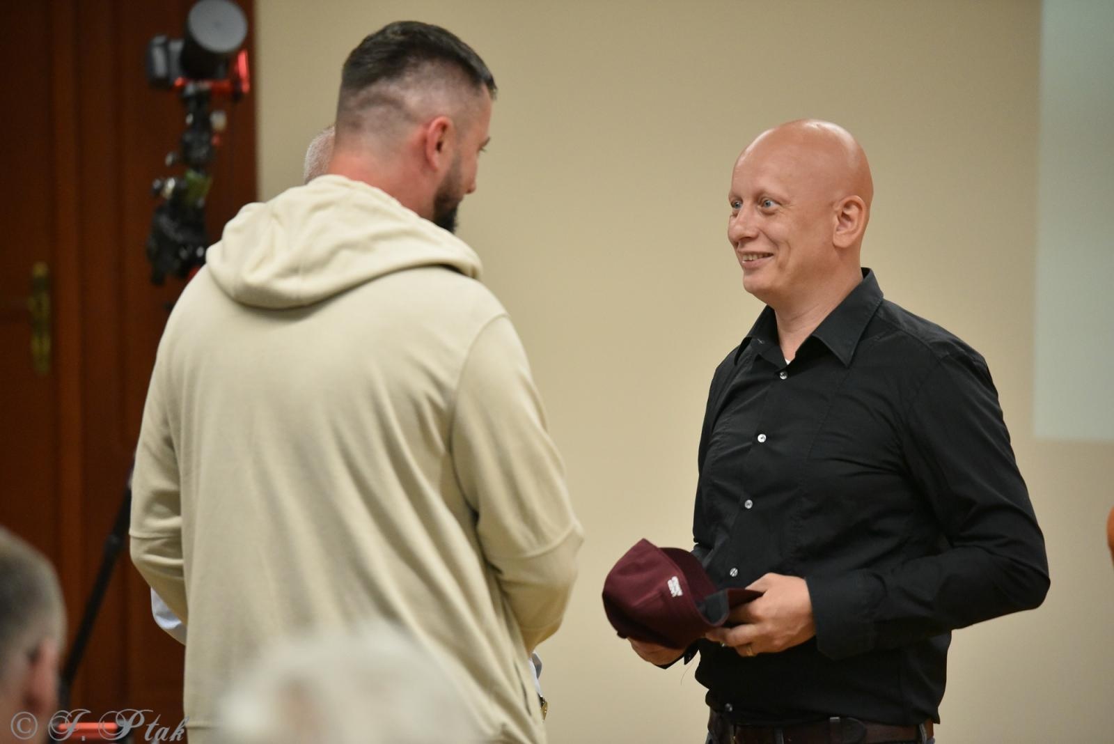 Zdjęcie w galerii na portalu naszraciborz.pl: Zamkowa noc z astrofotografią. Mariusz Durlej przyciągnął liczne grono słuchaczy wiadomości z regionu