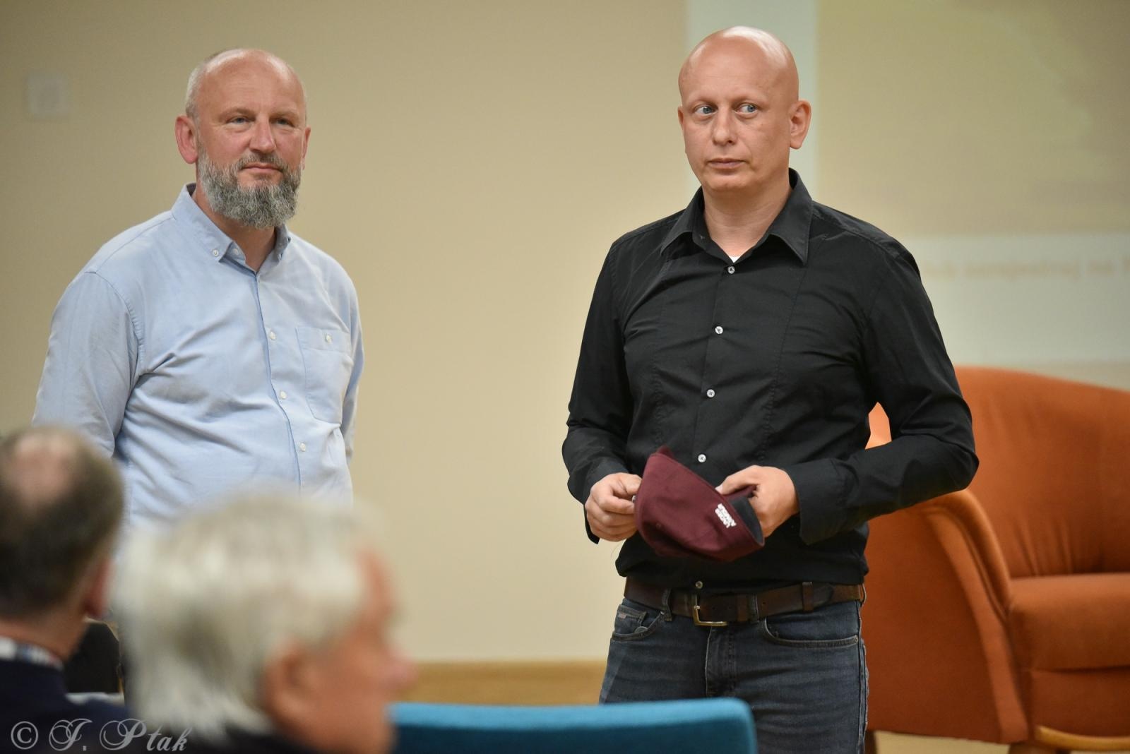 Zdjęcie w galerii na portalu naszraciborz.pl: Zamkowa noc z astrofotografią. Mariusz Durlej przyciągnął liczne grono słuchaczy wiadomości z regionu