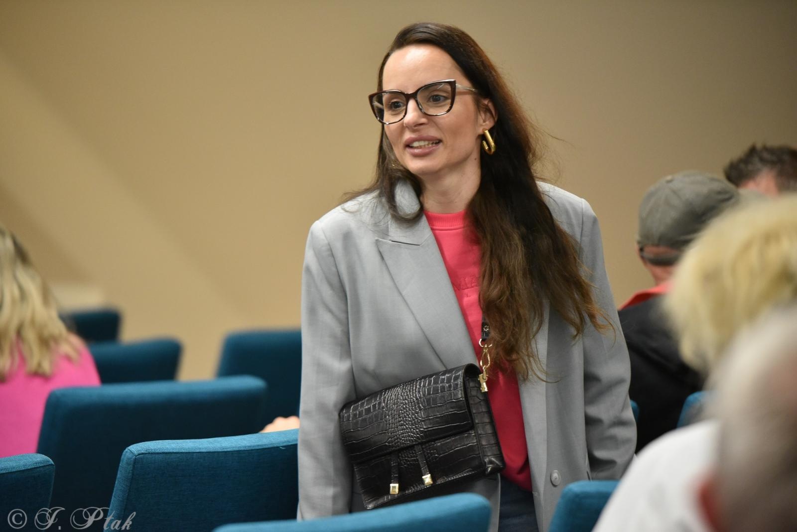 Zdjęcie w galerii na portalu naszraciborz.pl: Zamkowa noc z astrofotografią. Mariusz Durlej przyciągnął liczne grono słuchaczy wiadomości z regionu