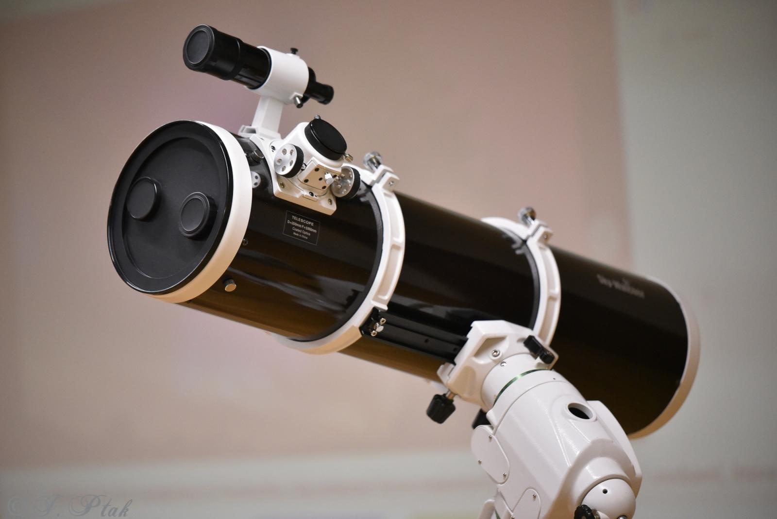 Zdjęcie w galerii na portalu naszraciborz.pl: Zamkowa noc z astrofotografią. Mariusz Durlej przyciągnął liczne grono słuchaczy wiadomości z regionu