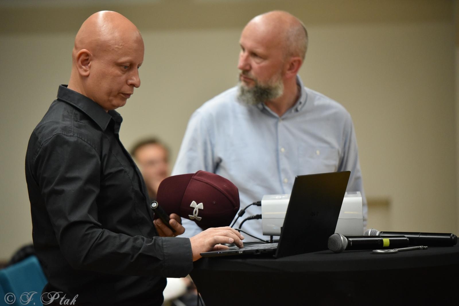 Zdjęcie w galerii na portalu naszraciborz.pl: Zamkowa noc z astrofotografią. Mariusz Durlej przyciągnął liczne grono słuchaczy wiadomości z regionu