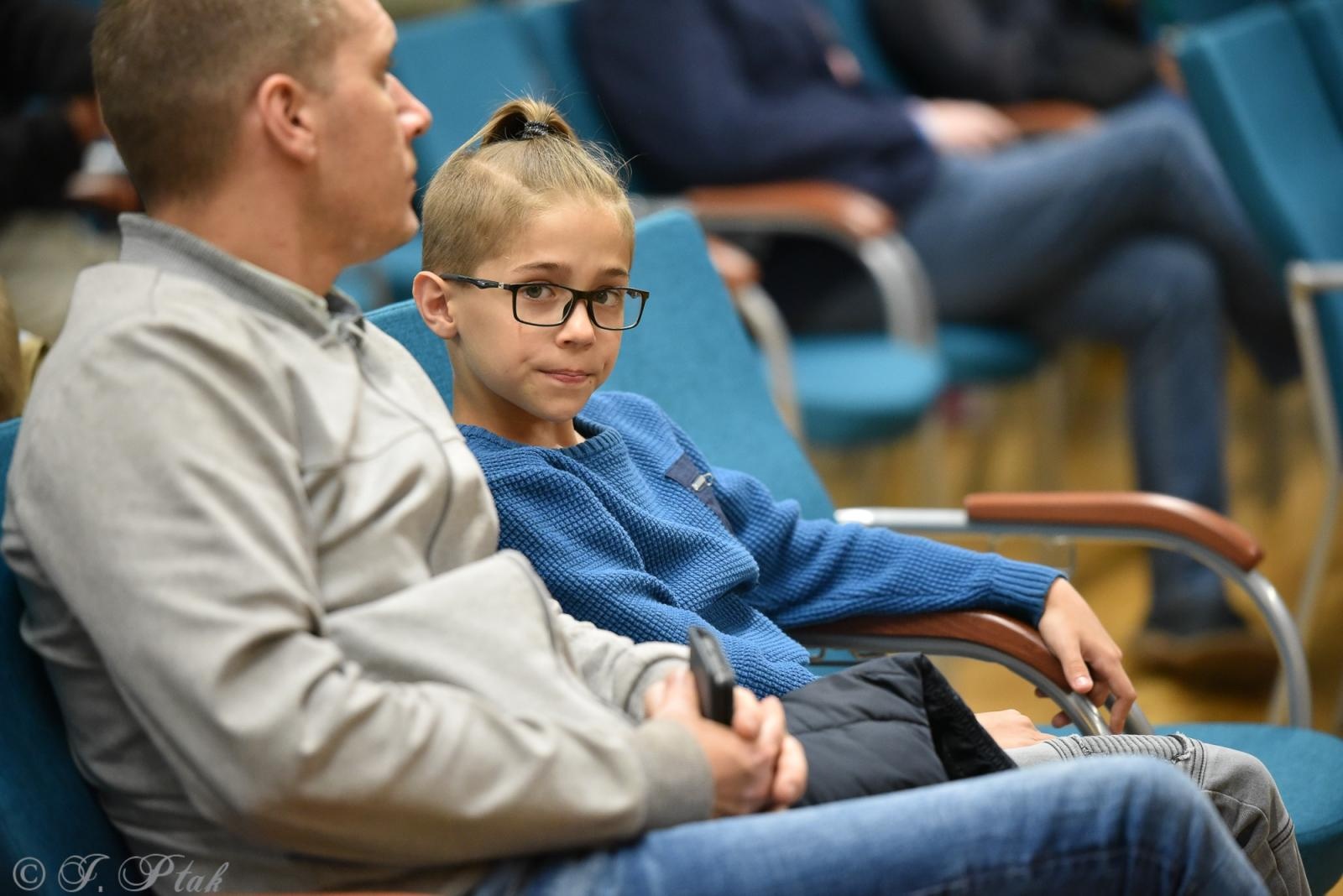 Zdjęcie w galerii na portalu naszraciborz.pl: Zamkowa noc z astrofotografią. Mariusz Durlej przyciągnął liczne grono słuchaczy wiadomości z regionu