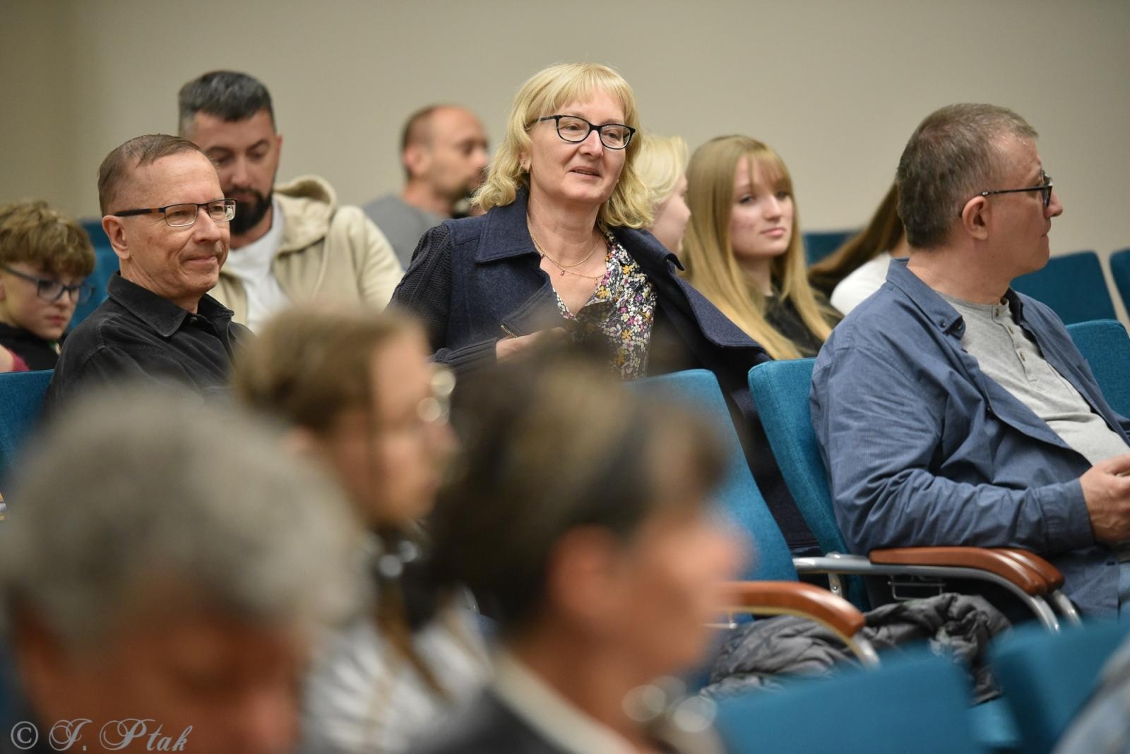 Zdjęcie w galerii na portalu naszraciborz.pl: Zamkowa noc z astrofotografią. Mariusz Durlej przyciągnął liczne grono słuchaczy wiadomości z regionu