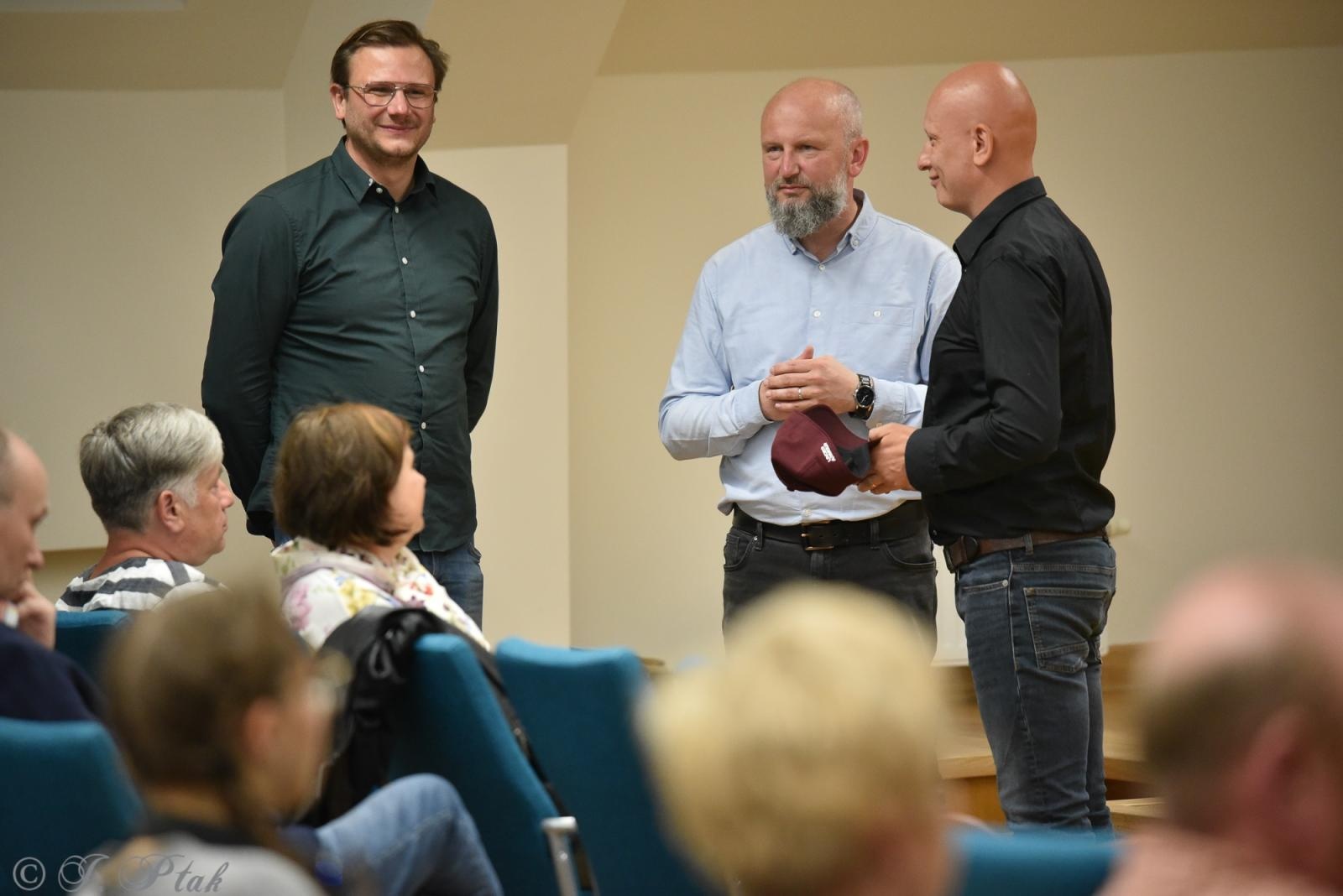 Zdjęcie w galerii na portalu naszraciborz.pl: Zamkowa noc z astrofotografią. Mariusz Durlej przyciągnął liczne grono słuchaczy wiadomości z regionu