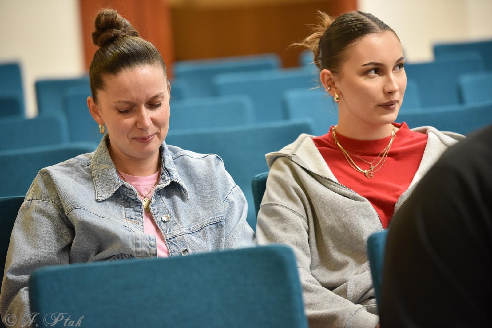 Zdjęcie w galerii na portalu naszraciborz.pl: Zamkowa noc z astrofotografią. Mariusz Durlej przyciągnął liczne grono słuchaczy wiadomości z regionu