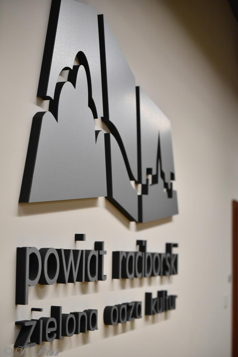 Zdjęcie w galerii na portalu naszraciborz.pl: Zamkowa noc z astrofotografią. Mariusz Durlej przyciągnął liczne grono słuchaczy wiadomości z regionu