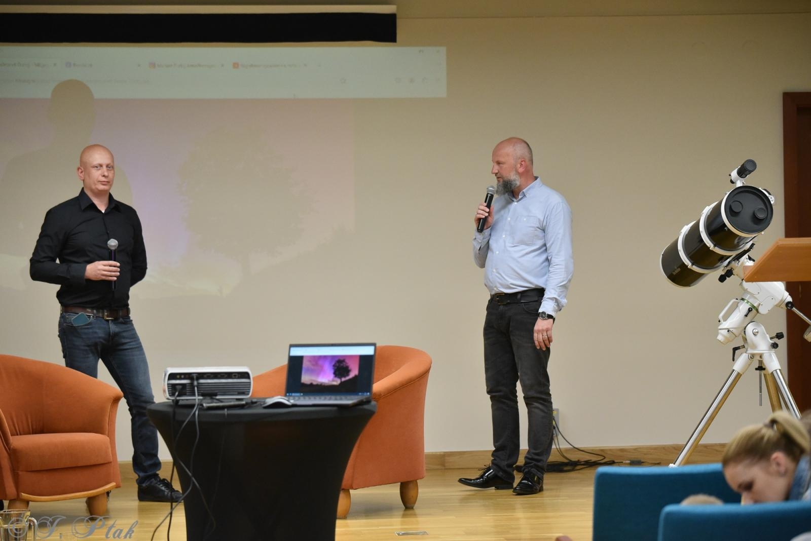 Zdjęcie w galerii na portalu naszraciborz.pl: Zamkowa noc z astrofotografią. Mariusz Durlej przyciągnął liczne grono słuchaczy wiadomości z regionu