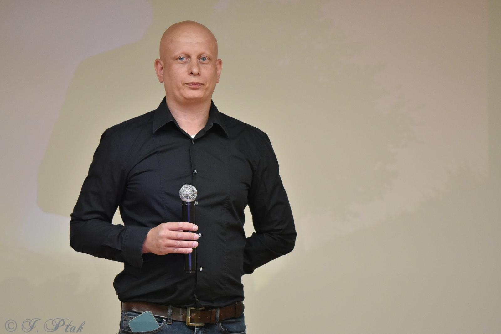 Zdjęcie w galerii na portalu naszraciborz.pl: Zamkowa noc z astrofotografią. Mariusz Durlej przyciągnął liczne grono słuchaczy wiadomości z regionu