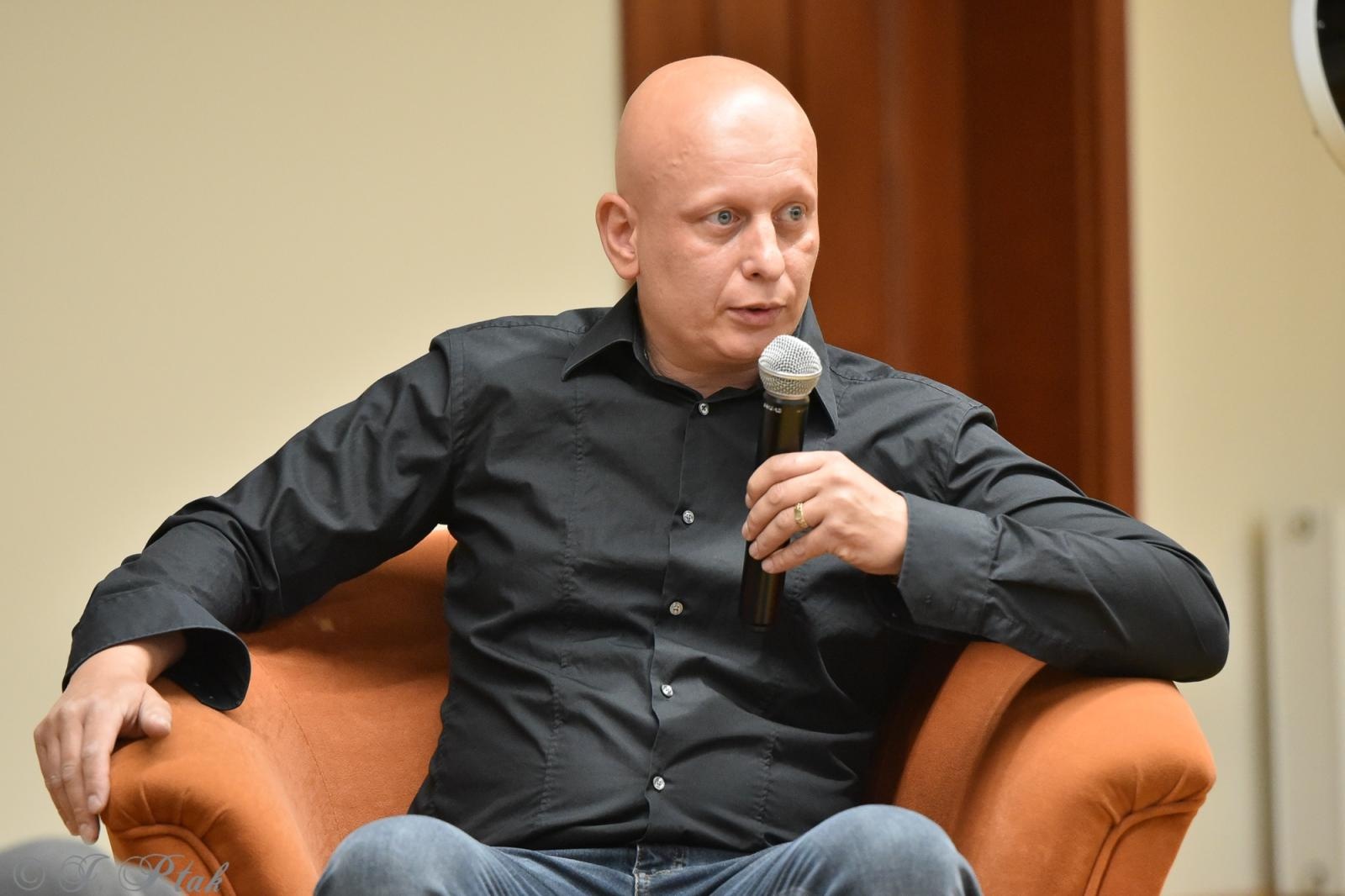 Zdjęcie w galerii na portalu naszraciborz.pl: Zamkowa noc z astrofotografią. Mariusz Durlej przyciągnął liczne grono słuchaczy wiadomości z regionu