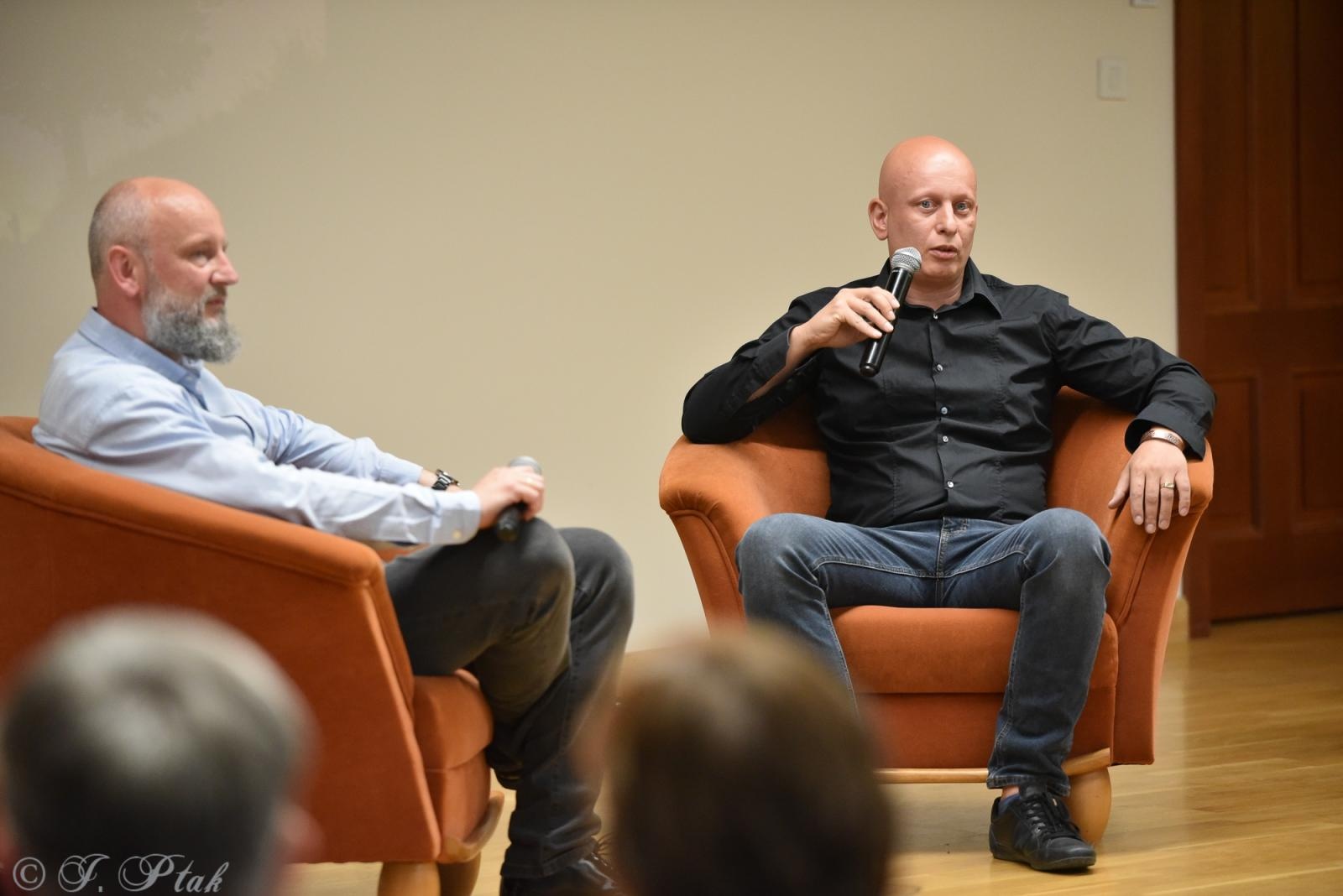 Zdjęcie w galerii na portalu naszraciborz.pl: Zamkowa noc z astrofotografią. Mariusz Durlej przyciągnął liczne grono słuchaczy wiadomości z regionu