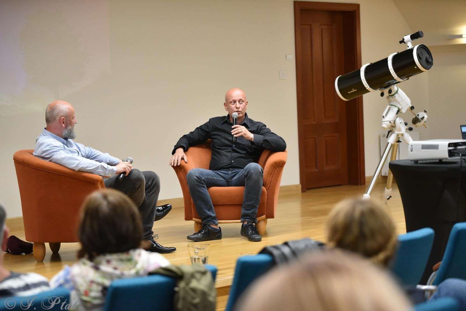 Zdjęcie w galerii na portalu naszraciborz.pl: Zamkowa noc z astrofotografią. Mariusz Durlej przyciągnął liczne grono słuchaczy wiadomości z regionu