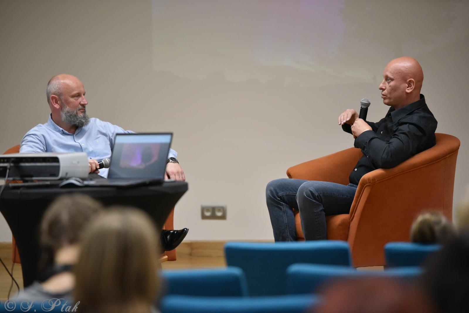 Zdjęcie w galerii na portalu naszraciborz.pl: Zamkowa noc z astrofotografią. Mariusz Durlej przyciągnął liczne grono słuchaczy wiadomości z regionu