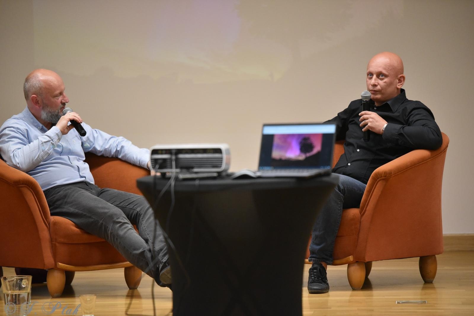 Zdjęcie w galerii na portalu naszraciborz.pl: Zamkowa noc z astrofotografią. Mariusz Durlej przyciągnął liczne grono słuchaczy wiadomości z regionu