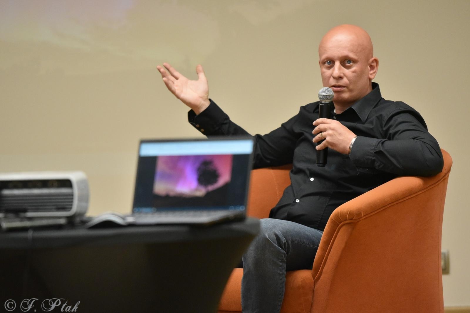 Zdjęcie w galerii na portalu naszraciborz.pl: Zamkowa noc z astrofotografią. Mariusz Durlej przyciągnął liczne grono słuchaczy wiadomości z regionu