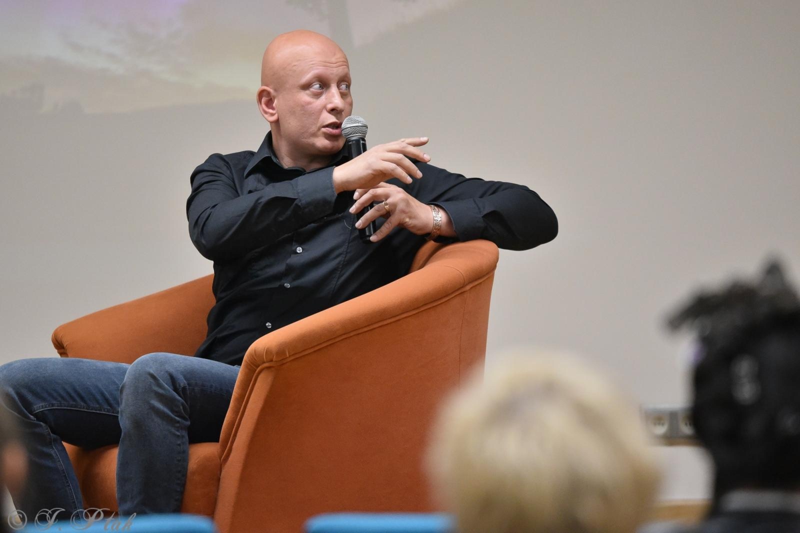 Zdjęcie w galerii na portalu naszraciborz.pl: Zamkowa noc z astrofotografią. Mariusz Durlej przyciągnął liczne grono słuchaczy wiadomości z regionu