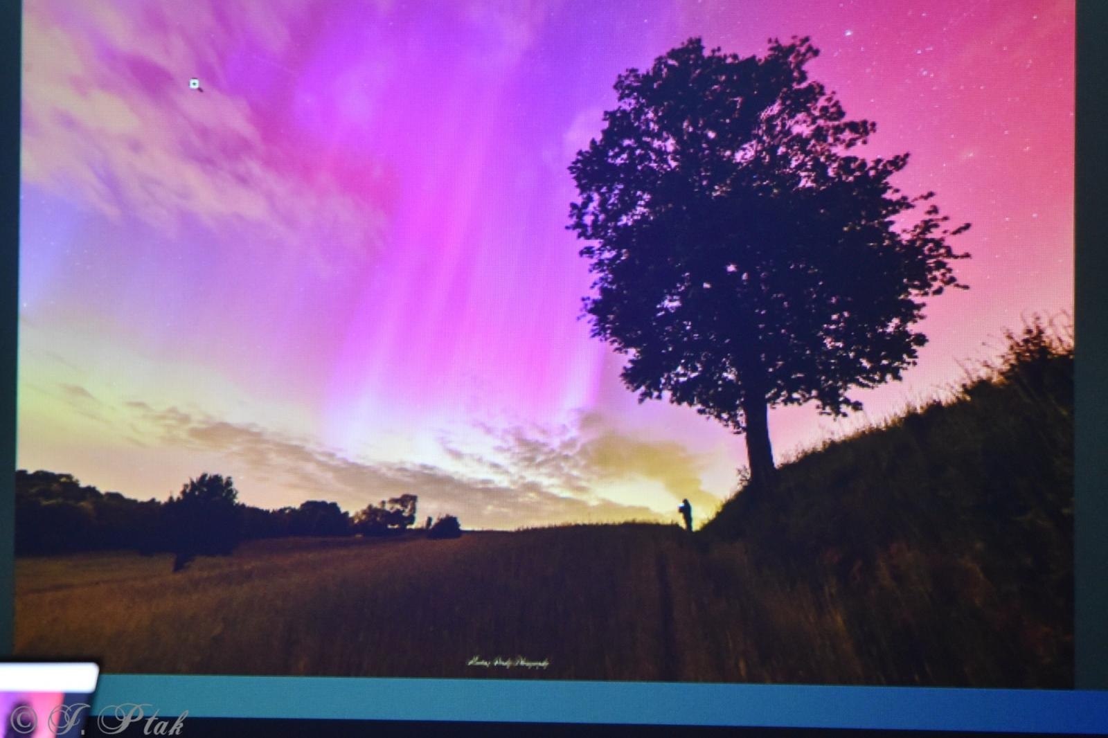 Zdjęcie w galerii na portalu naszraciborz.pl: Zamkowa noc z astrofotografią. Mariusz Durlej przyciągnął liczne grono słuchaczy wiadomości z regionu