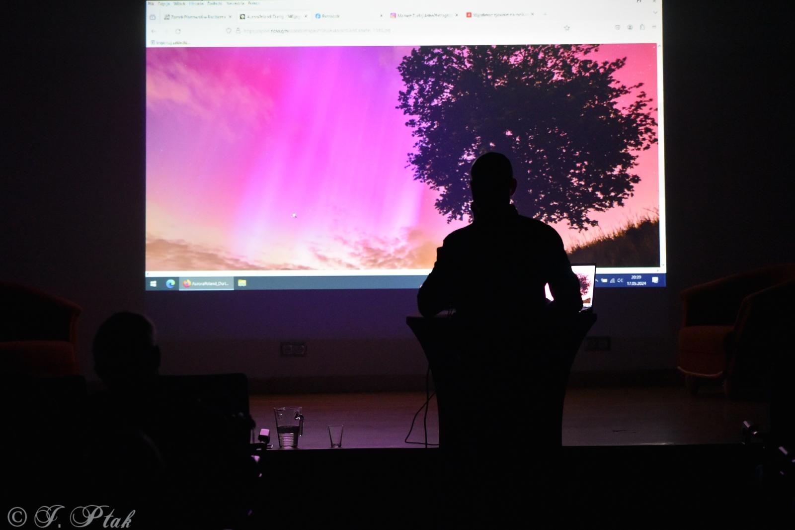 Zdjęcie w galerii na portalu naszraciborz.pl: Zamkowa noc z astrofotografią. Mariusz Durlej przyciągnął liczne grono słuchaczy wiadomości z regionu