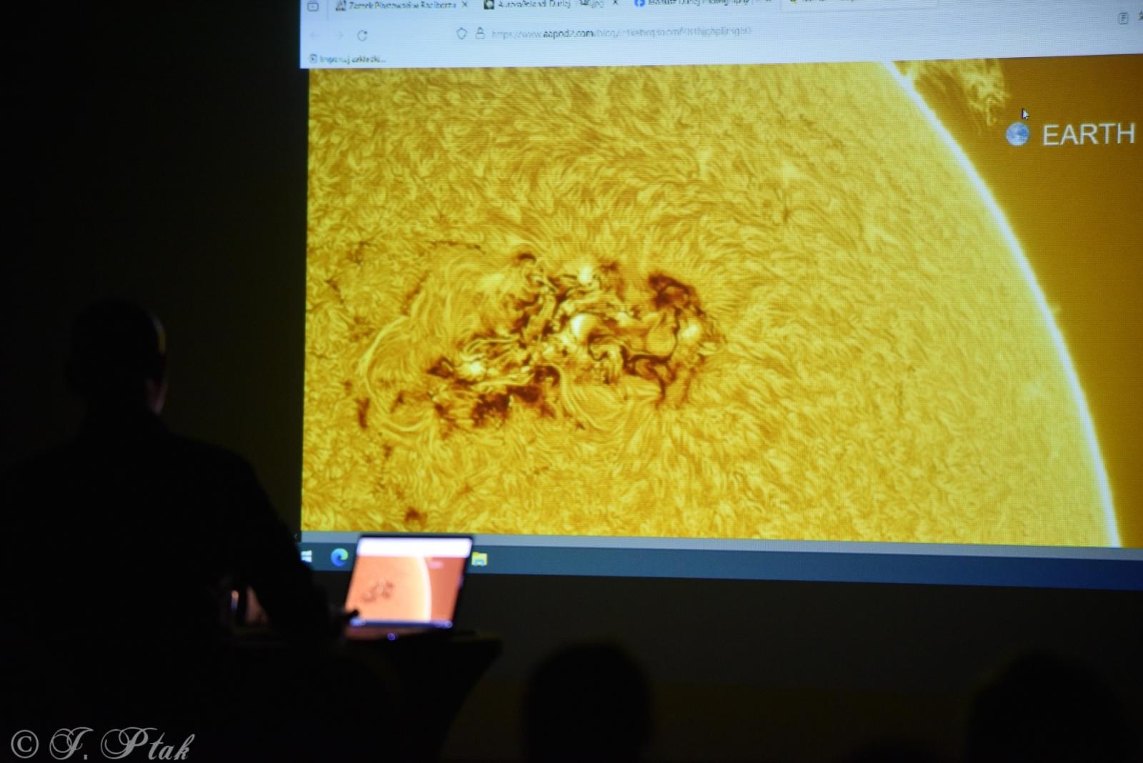 Zdjęcie w galerii na portalu naszraciborz.pl: Zamkowa noc z astrofotografią. Mariusz Durlej przyciągnął liczne grono słuchaczy wiadomości z regionu