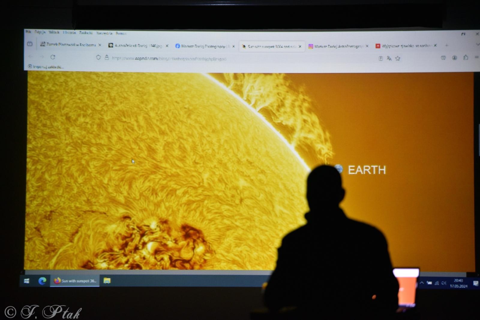 Zdjęcie w galerii na portalu naszraciborz.pl: Zamkowa noc z astrofotografią. Mariusz Durlej przyciągnął liczne grono słuchaczy wiadomości z regionu