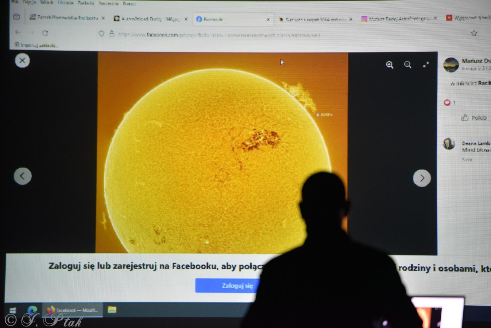 Zdjęcie w galerii na portalu naszraciborz.pl: Zamkowa noc z astrofotografią. Mariusz Durlej przyciągnął liczne grono słuchaczy wiadomości z regionu