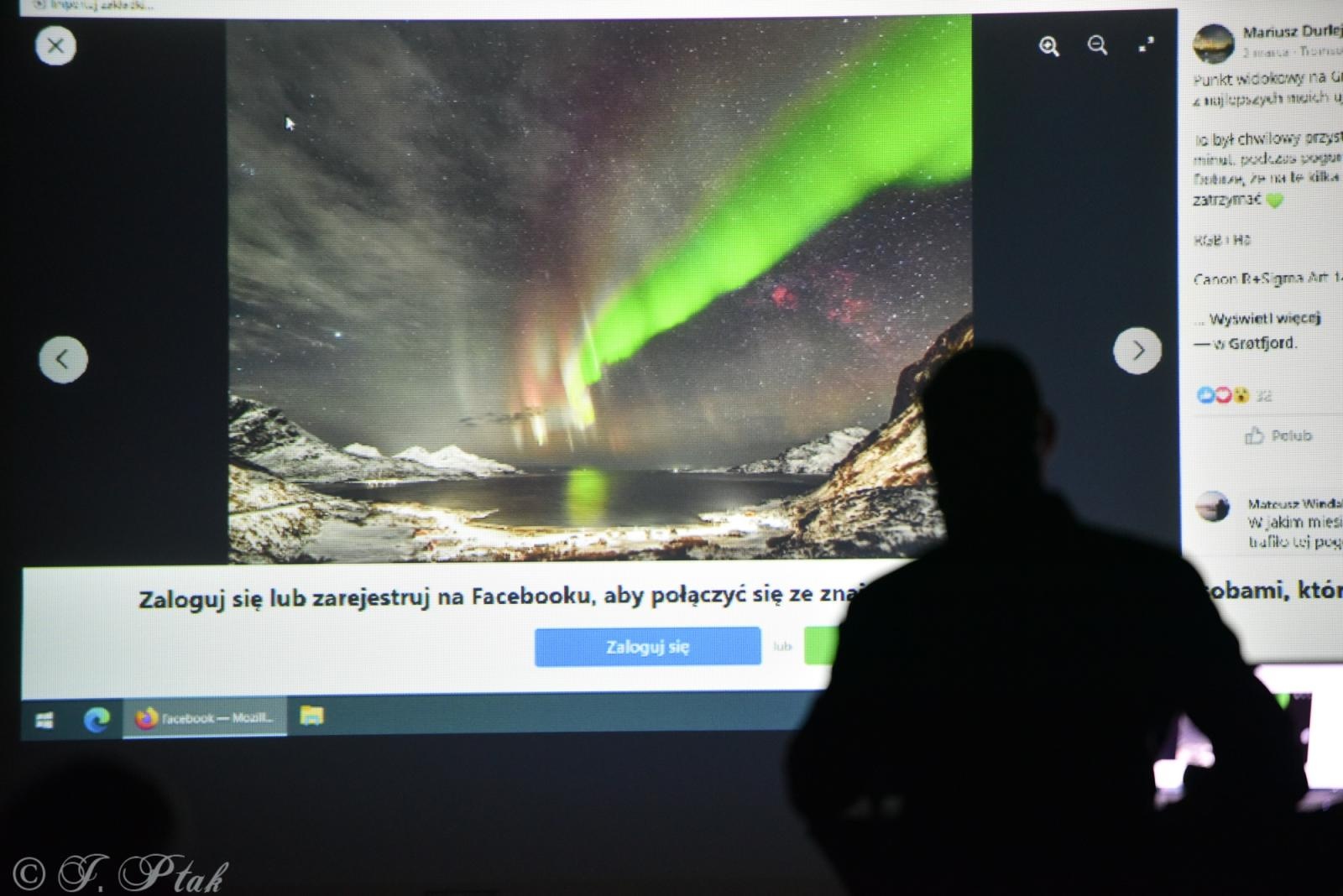 Zdjęcie w galerii na portalu naszraciborz.pl: Zamkowa noc z astrofotografią. Mariusz Durlej przyciągnął liczne grono słuchaczy wiadomości z regionu