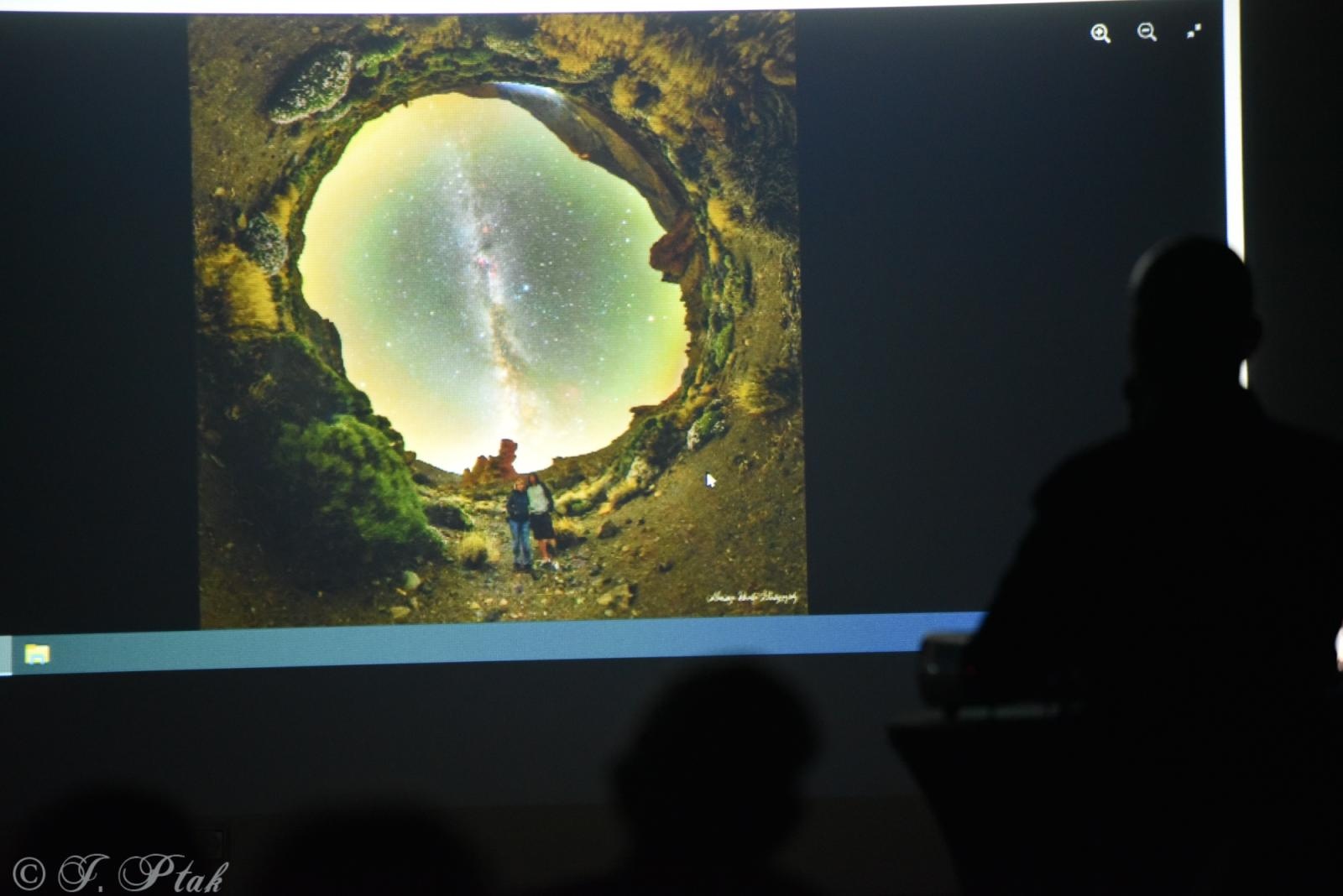 Zdjęcie w galerii na portalu naszraciborz.pl: Zamkowa noc z astrofotografią. Mariusz Durlej przyciągnął liczne grono słuchaczy wiadomości z regionu