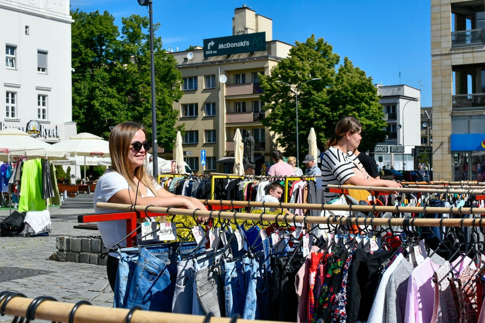 Zdjęcie w galerii na portalu naszraciborz.pl: Targ staroci i bazarek rzeczy używanych, który ma być teraz co miesiąc [FOTO i WIDEO] wiadomości z regionu