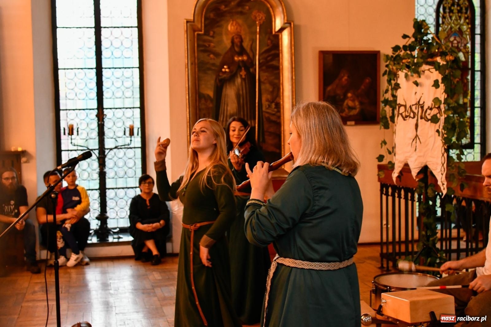 Zdjęcie w galerii na portalu naszraciborz.pl: Huk, muzyka baśniowych światów i archeolożka Egipcjanka. Noc w raciborskim Muzeum wiadomości z regionu