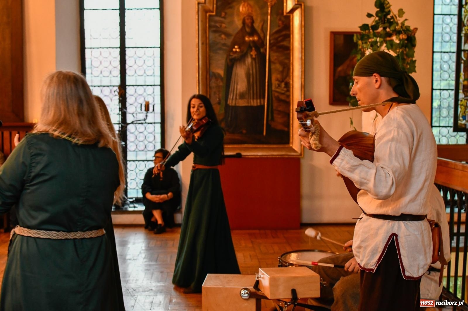 Zdjęcie w galerii na portalu naszraciborz.pl: Huk, muzyka baśniowych światów i archeolożka Egipcjanka. Noc w raciborskim Muzeum wiadomości z regionu
