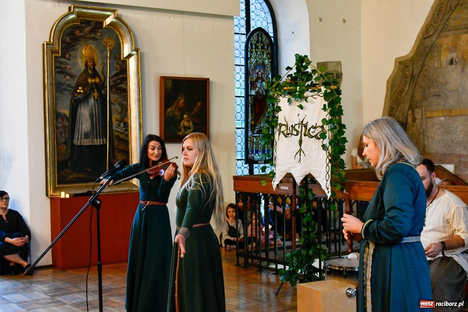 Zdjęcie w galerii na portalu naszraciborz.pl: Huk, muzyka baśniowych światów i archeolożka Egipcjanka. Noc w raciborskim Muzeum wiadomości z regionu