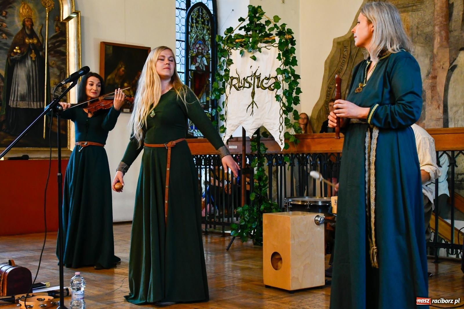 Zdjęcie w galerii na portalu naszraciborz.pl: Huk, muzyka baśniowych światów i archeolożka Egipcjanka. Noc w raciborskim Muzeum wiadomości z regionu
