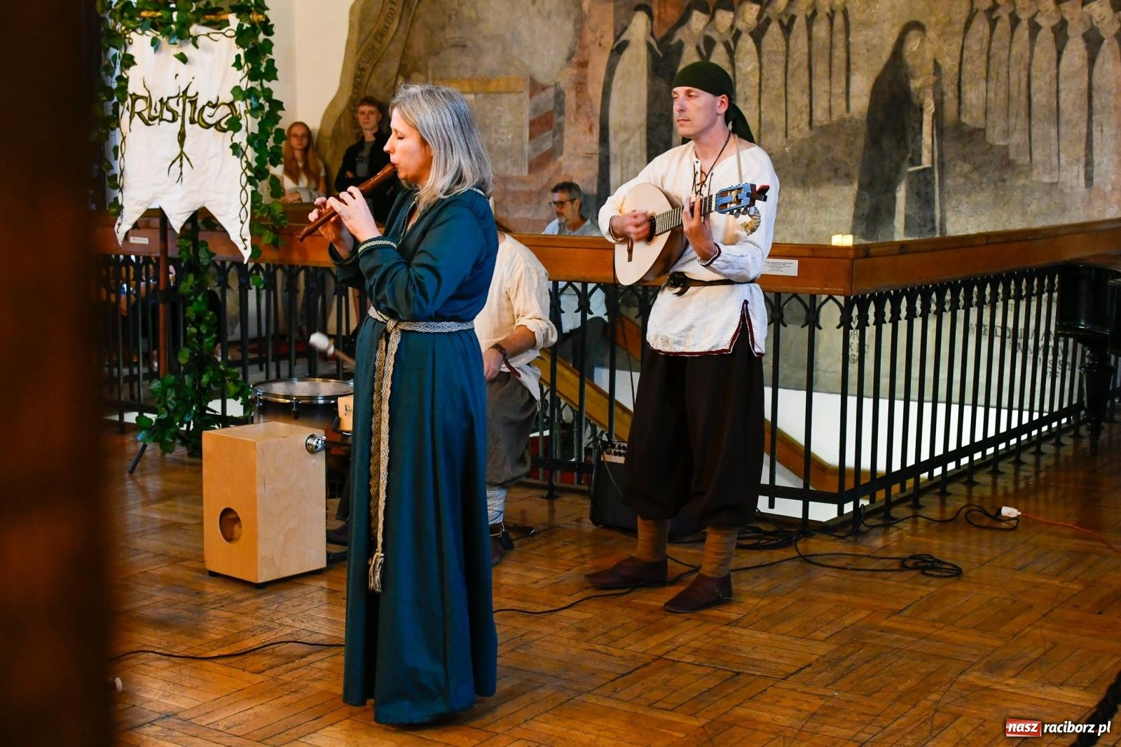 Zdjęcie w galerii na portalu naszraciborz.pl: Huk, muzyka baśniowych światów i archeolożka Egipcjanka. Noc w raciborskim Muzeum wiadomości z regionu