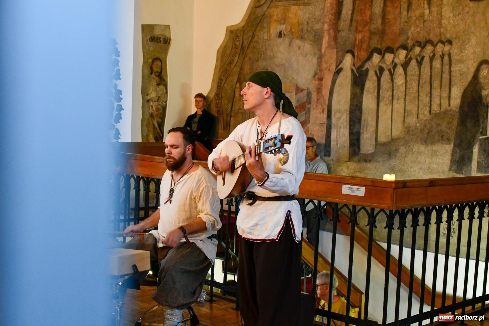 Zdjęcie w galerii na portalu naszraciborz.pl: Huk, muzyka baśniowych światów i archeolożka Egipcjanka. Noc w raciborskim Muzeum wiadomości z regionu