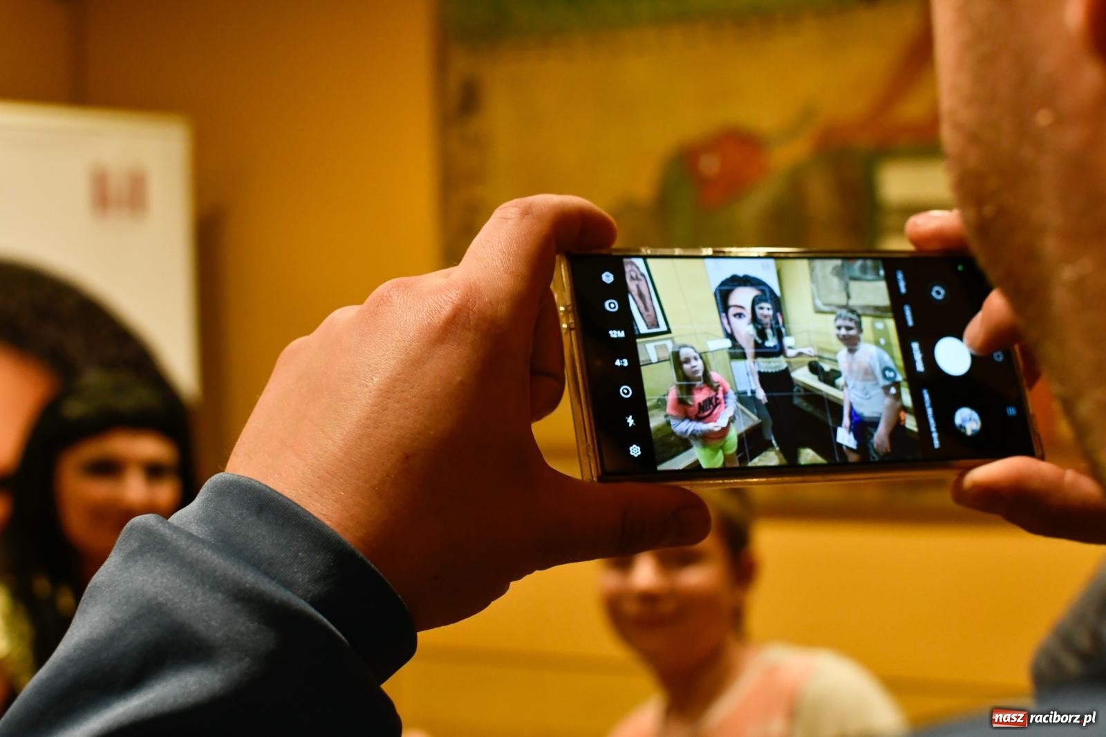 Zdjęcie w galerii na portalu naszraciborz.pl: Huk, muzyka baśniowych światów i archeolożka Egipcjanka. Noc w raciborskim Muzeum wiadomości z regionu