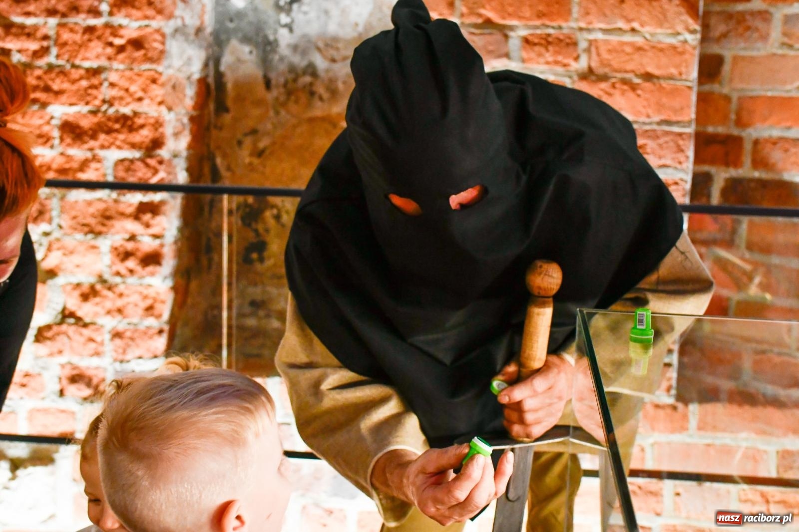 Zdjęcie w galerii na portalu naszraciborz.pl: Huk, muzyka baśniowych światów i archeolożka Egipcjanka. Noc w raciborskim Muzeum wiadomości z regionu