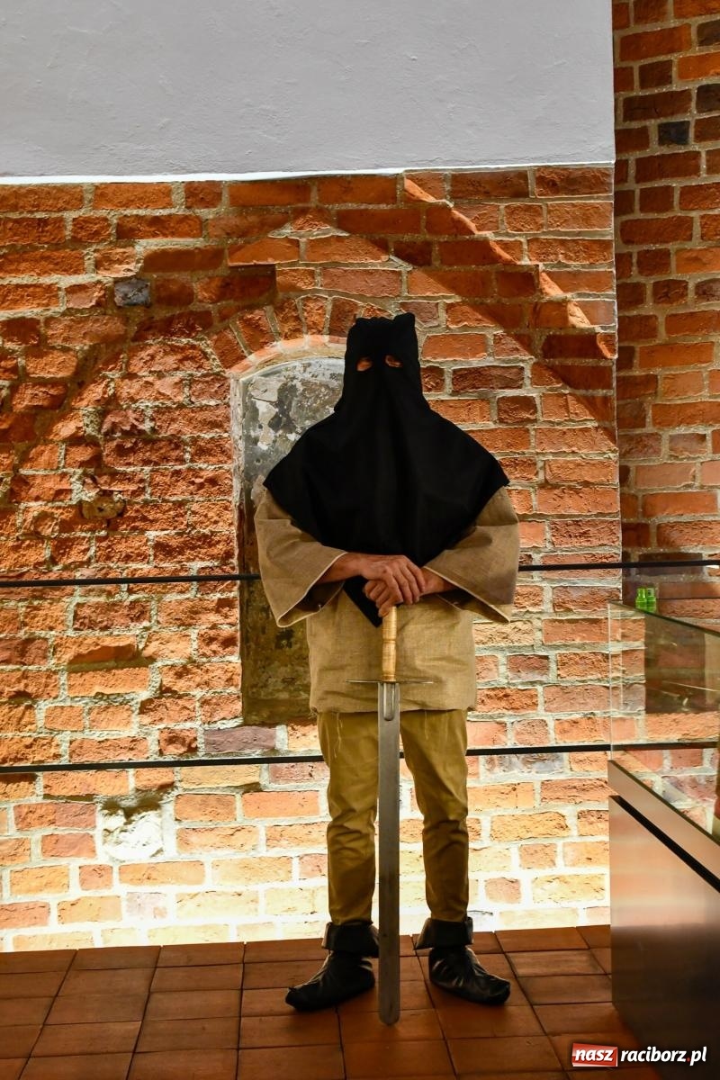 Zdjęcie w galerii na portalu naszraciborz.pl: Huk, muzyka baśniowych światów i archeolożka Egipcjanka. Noc w raciborskim Muzeum wiadomości z regionu