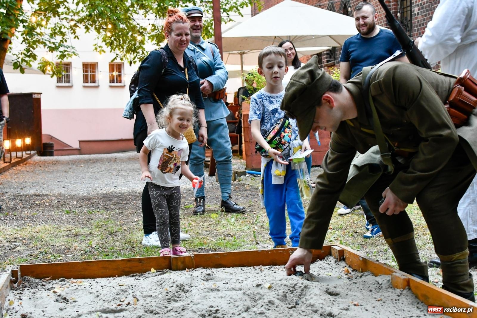 Zdjęcie w galerii na portalu naszraciborz.pl: Huk, muzyka baśniowych światów i archeolożka Egipcjanka. Noc w raciborskim Muzeum wiadomości z regionu