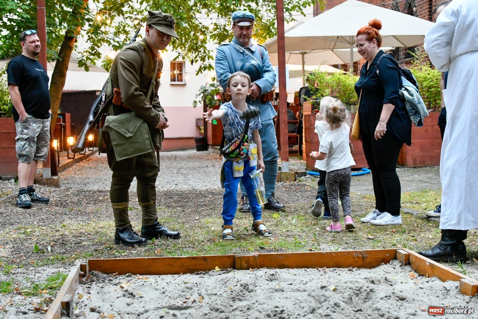 Zdjęcie w galerii na portalu naszraciborz.pl: Huk, muzyka baśniowych światów i archeolożka Egipcjanka. Noc w raciborskim Muzeum wiadomości z regionu