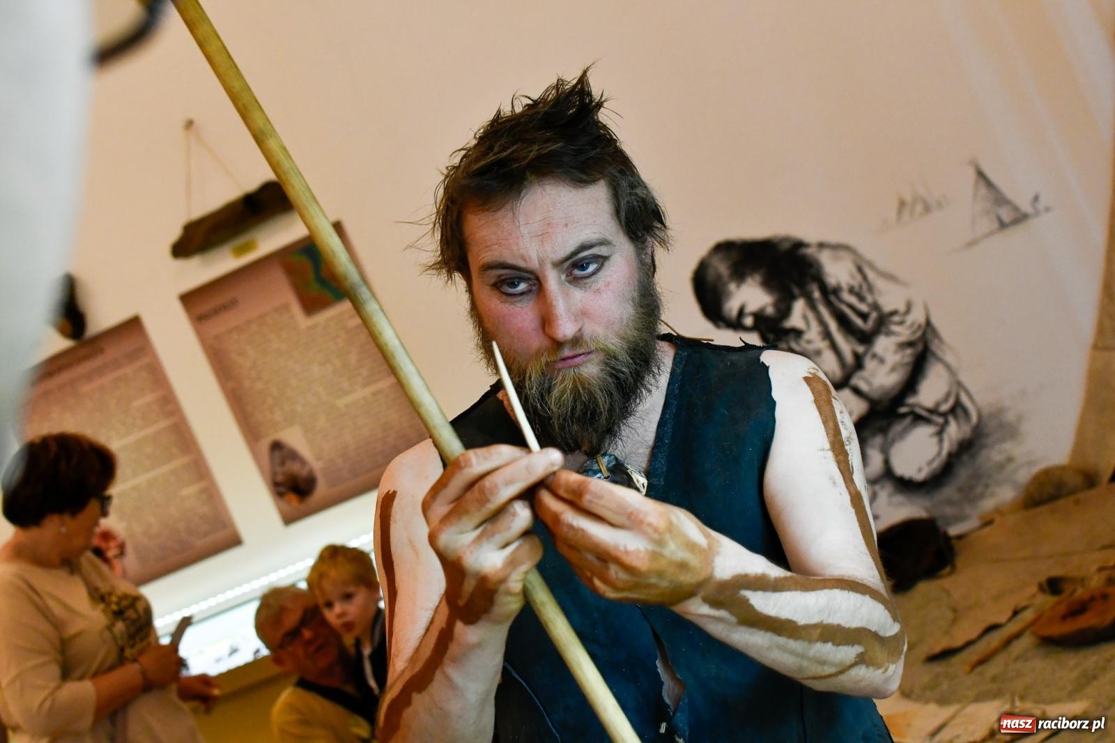 Zdjęcie w galerii na portalu naszraciborz.pl: Huk, muzyka baśniowych światów i archeolożka Egipcjanka. Noc w raciborskim Muzeum wiadomości z regionu