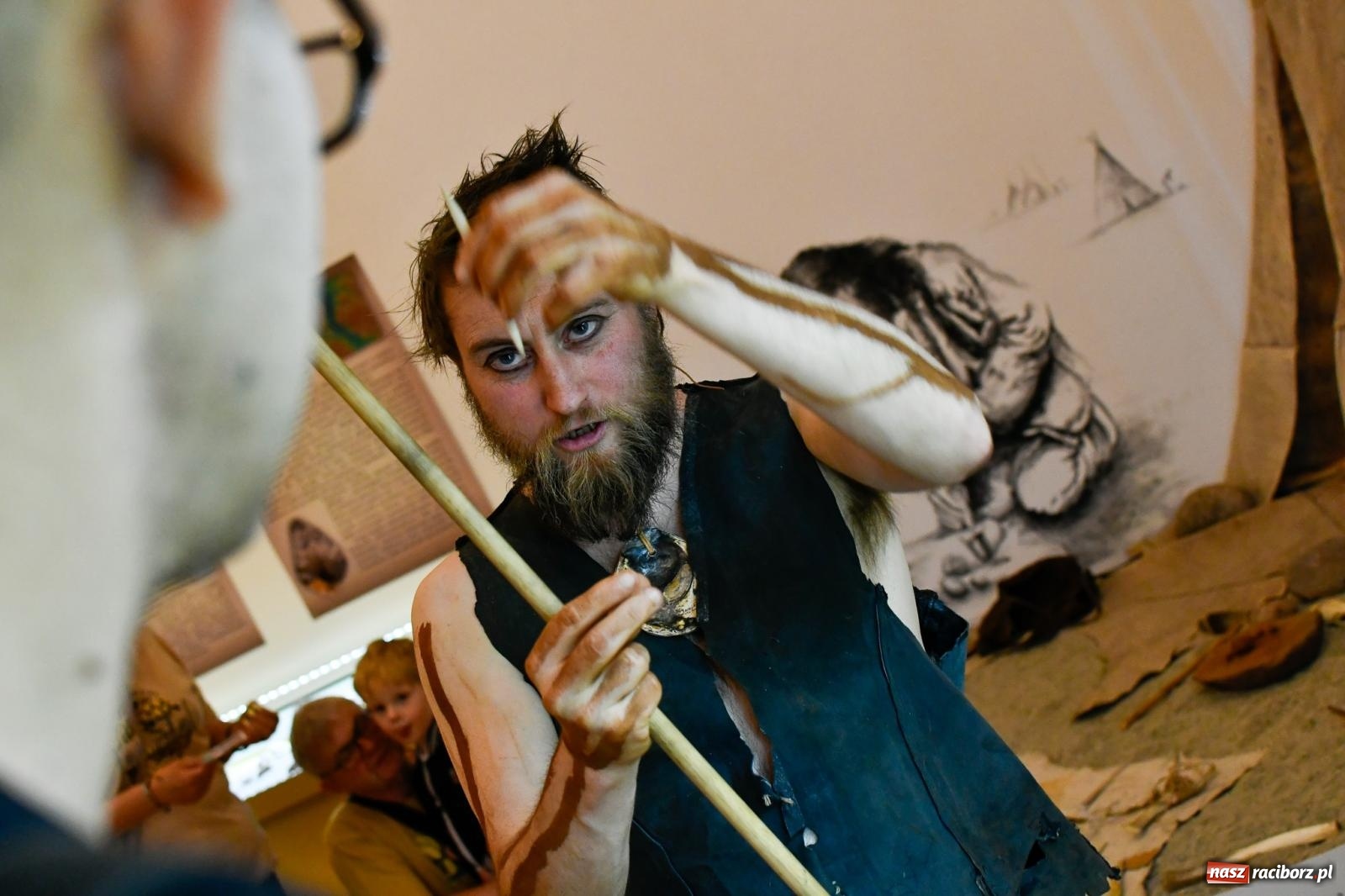 Zdjęcie w galerii na portalu naszraciborz.pl: Huk, muzyka baśniowych światów i archeolożka Egipcjanka. Noc w raciborskim Muzeum wiadomości z regionu