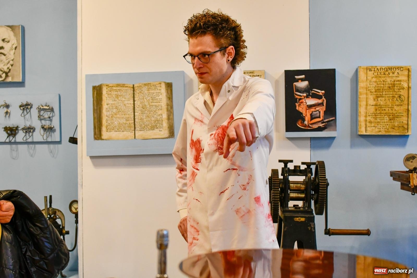 Zdjęcie w galerii na portalu naszraciborz.pl: Huk, muzyka baśniowych światów i archeolożka Egipcjanka. Noc w raciborskim Muzeum wiadomości z regionu